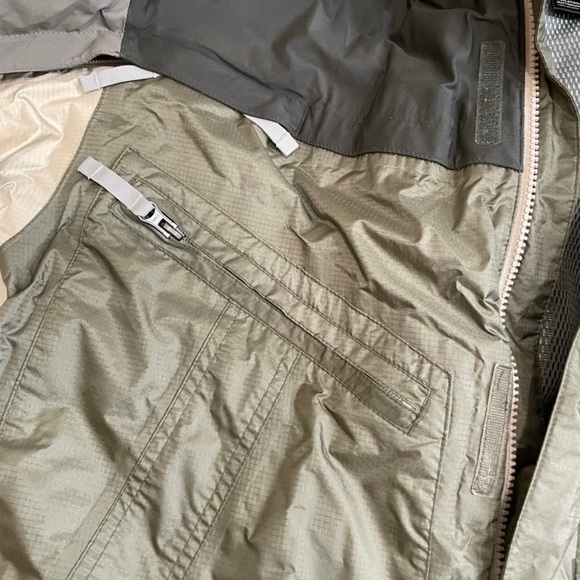 Almost brand new Burton Tactic snow jacket - Picture 14 of 15